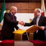 Cambridge, 11 febbraio 2013, Mit- Eni firma rinnovo partnership di ricerca . Paolo Scaroni, Amministratore Delegato Eni Rafael Reif, Presidente MIT (Photo Dominick Reuter for MIT)