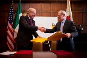 Cambridge, 11 febbraio 2013, Mit- Eni firma rinnovo partnership di ricerca . Paolo Scaroni, Amministratore Delegato Eni Rafael Reif, Presidente MIT (Photo Dominick Reuter for MIT)