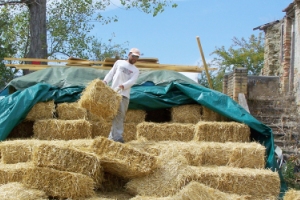 Costruzione di una casa di paglia
