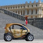 A Versailles c’è anche una Twizy un po’ speciale: la “Twizy carrozza”, che riprende le decorazioni della carrozza ribattezzata “Il Delfino”, dal nome del futuro Re Luigi XVII.