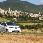 Dal gruppo Renault per l'elettrica Zoe arriva il motore R240: accompagnato da una batteria dalla gestione elettronica ottimizzata, il nuovo propulsore aumenta l’autonomia di ZOE di 30 km, portandola a 240 km NEDC. A sua volta, la ricarica sulle prese domestiche diventa più rapida del 10% in media, grazie ad un’evoluzione del sistema di ricarica Caméléon. Svelato al Salone di Ginevra 2015, è stato commercializzato dalla primavera, in funzione dei Paesi (in Italia a maggio). Integralmente sviluppato da Renault, il propulsore R240 è stato progettato dagli ingegneri del Technocentre (Guyancourt, Yvelines) e dello stabilimento di Cléon (Seine Maritime), dove è anche prodotto. Il sito di Cléon sorge nei pressi dello stabilimento Renault di Flins, che produce ZOE.