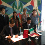 Expo, siglato accordo per la diffusione di tecnologie italiane sul monitoraggio degli inquinanti in Cina Expo, siglato accordo per la diffusione di tecnologie italiane sul monitoraggio degli inquinanti in Cina Expo Milano 2015, 3 agosto - Il Ministero dell’Ambiente e la Municipalità di Pechino hanno firmato, all'interno del Palazzo Italia ad Expo, un’intesa tecnica per la realizzazione di un importante progetto che porterà la vasta area di Pechino, Tianjin e Hebei a dotarsi di un sistema all’avanguardia di controllo e monitoraggio delle sostanze inquinanti rilasciate nell’atmosfera. Il progetto si inserisce nel processo di costruzione diun’enorme città che nascerà proprio dalla fusione tra Pechino, il porto di Tianjin e l’immensa regione dell’Hebei. Jing-Jin-Ji, questo il nome della nuova megalopoli che si appresta a diventare la più grande area metropolitana al mondo. La sfida senza precedenti della Municipalità di Pechino consiste nel trasformare quest’area - estesa su una superficie di 100 mila chilometri quadrati e popolata da 130 milioni di abitanti - in una città del futuro: altamente tecnologica, interconnessa, eco-compatibile e pronta adospitare le Olimpiadi invernali del 2022. La riduzione dell’inquinamento, che a Pechino ha ormai raggiunto livelli insostenibili per la popolazione locale, è il primo ambizioso obiettivo di questo progetto. Nel quadro dell’intesa siglata con la capitale cinese di circa 1,7 milioni di Euro, l’Italia contribuirà offrendo tecnologia e assistenza tecnica volta a misurare, caratterizzare e monitorare le sorgenti di inquinamento atmosferico, con particolare riferimento al particolato fine (PM 2,5), considerato uno degli elementimaggiormente inquinanti nei contesti urbani. La Municipalità di Pechino investirà 1,2 milioni di euro per l’acquisto di strumenti di monitoraggio, anche attraverso l’introduzione delle migliori tecnologie e strumentazioni italiane. L’intesa – che si inserisce nell’accordo siglato nel 2013 tra il Ministero dell’Ambiente e Municipalità di Pechino per sostenere il piano d’azione ‘Aria Pulita’ adottato dalla capitale cinese – nasce dal percorso di cooperazione che ha portato Italia e Cina a collaborare nella direzione di una crescita verde e sostenibile. - See more at: http://www.minambiente.it/comunicati/expo-siglato-accordo-la-diffusione-di-tecnologie-italiane-sul-monitoraggio-degli#sthash.1YgGwUe9.dpuf
