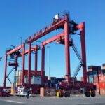 Una gru dual fuel al porto di Livorno